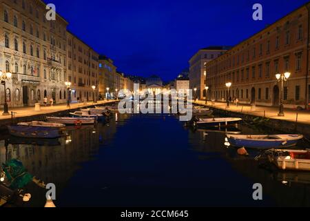 Triest am Abend - Blick auf den Canale Grande und Antonio Thaumaturgo Kirche Stockfoto