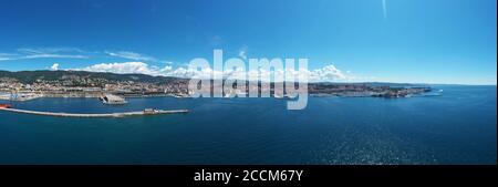 Panorama-Stadtbild von oben auf Trieste Stadt mit Molo Audace und Piazza Unità d Italia; Luftlandschaft. Stockfoto