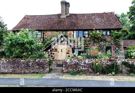 Traditionelle Häuser Dunsfold Großbritannien Stockfoto