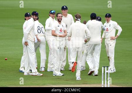 Englands Chris Woakes (Mitte) feiert das Wicket von Pakistans Mohammed Rizwan (nicht abgebildet) mit Teamkollegen am dritten Tag des dritten Testmatches im Ageas Bowl, Southampton. Stockfoto