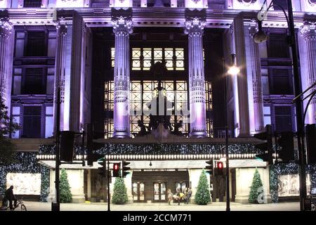 London, UK, 10. November 2011: Kaufhaus Selfridges in der Oxford Street bei Nacht mit Weihnachtsbaumschmuck während der Weihnachtszeit Lager Stockfoto