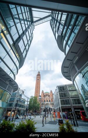 LONDON, Cardinal Place Einkaufszentrum und Bürogebäude mit Westminster Cathedral im Hintergrund Stockfoto