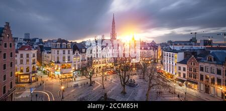 Brüssel, Belgium plaza und Skyline mit dem Rathausturm in der Abenddämmerung. Stockfoto