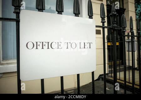 Schild „Office to Let“ auf der Stadtstraße Stockfoto