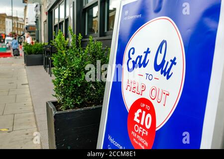 London - Essen Sie aus, um zu helfen Zeichen auf London hoch Street-UK Regierung Regelung zur Unterstützung von Restaurants durch die Covid 19 Abschwung Stockfoto