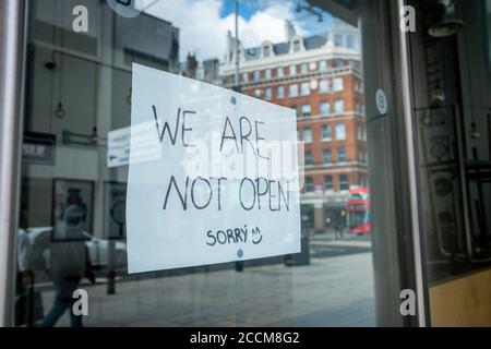 London - August 2019: 'Wir sind nicht offen' Schild auf High Street Shop auf der London Street wegen der Covid 19 Lockdown Stockfoto
