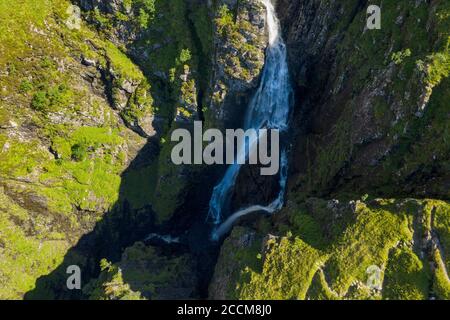 Luftaufnahme der Fälle von Glomach in Ross-Shire, Westschottland. Einer der höchsten Wasserfälle in Großbritannien, 113m hoch. Stockfoto