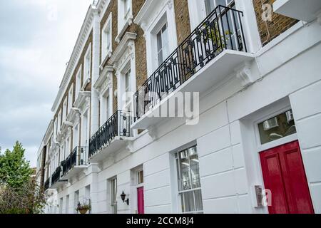 Eine Reihe von schönen weißen Stuckhäusern in Belgravia, London Stockfoto