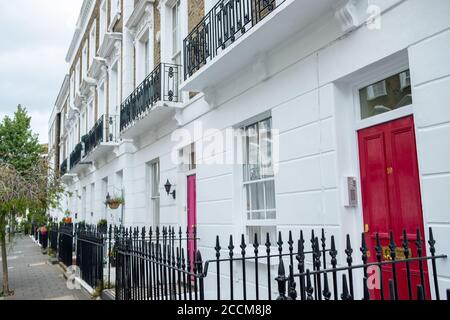 Eine Reihe von schönen weißen Stuckhäusern in Belgravia, London Stockfoto