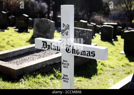 Laugharne, Wales, UK, February 24, 2016 : Dylan Thomas Grave ein einfaches weißes Kreuz in St Martin's Church beliebtes Reiseziel Touristenattraktion Stockfoto
