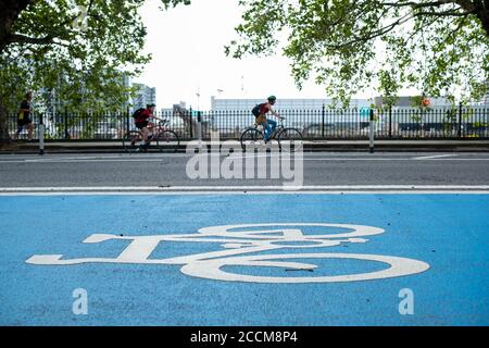 LONDON- der CS8 Cycle Superhighway in Pimlico Süd West London- Transport für London Radweg Routen in blau markiert Stockfoto