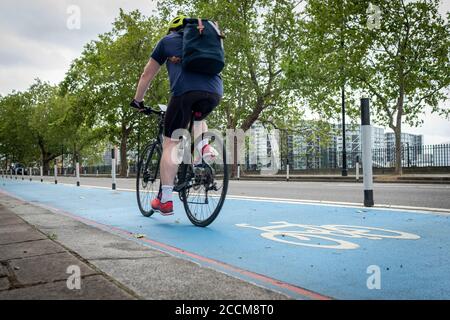 LONDON- der CS8 Cycle Superhighway in Pimlico Süd West London- Transport für London Radweg Routen in blau markiert Stockfoto