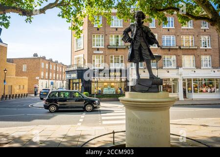 LONDON - August 2020: Pimlico Road / Pimlico Design District, beliebt für High-End-Möbel & Antiquitäten Verkäufer, Galerien und Design Stockfoto