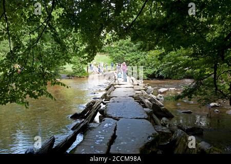 Besucher an der Klappbrücke als Tarr Schritte auf dem Fluss Barle im Exmoor Nationalpark, Somerset bekannt Stockfoto