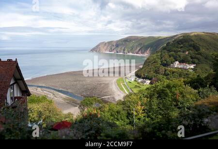 Blick auf das Meer, die Klippen und den Strand von Lynmouth in North Devon Stockfoto