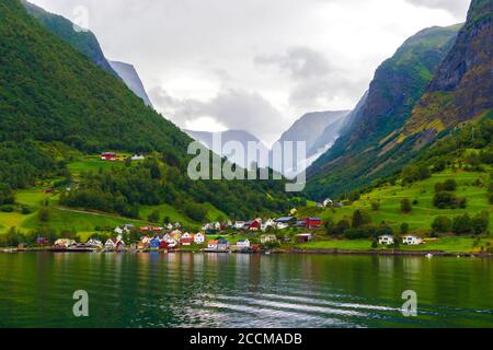 Blick auf Undredal -kleines Dorf in der Gemeinde Aurland in Vestland County, Norwegen.beliebtes Touristenziel entlang Aurlandsfjorden, August 2019 Stockfoto