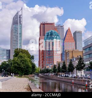 Das Stadtbild Von Den Haag Mit Hochhäusern Und Wolkenverhangenem Himmel. Stockfoto