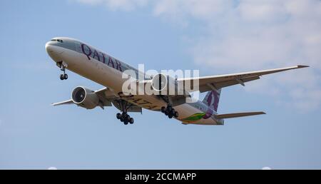 Qatar Airways Boeing 777 A7-BAX über den endgültigen Anflug nach London-Heathrow Flughafen LHR Stockfoto