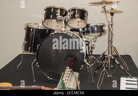 Musikinstrumenttrommeln und Schlagzeug mit musikalischen Becken. Stockfoto