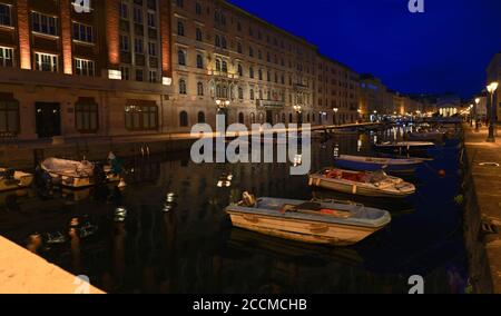 Triest am Abend - Blick auf den Canale Grande und Antonio Thaumaturgo Kirche Stockfoto