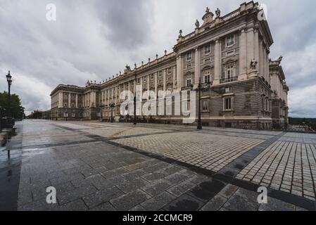 Westfassade des Königspalastes von Madrid Stockfoto