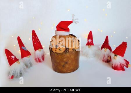 Italienische weihnachten aweet (panettone) und Weihnachten Gnome. Copy Raum. weihnachtskomposition auf weißem Hintergrund. Stockfoto