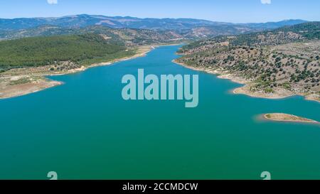 Luftaufnahme blauer See und Baragge Landschaft Stockfoto