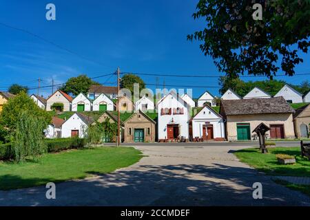 Viele bunte alte traditionelle Weinkeller in Villanykovesd in einem ungarische Weinregion genannt Villany Stockfoto