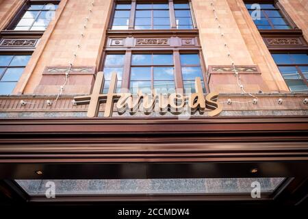 London - Außenschild des Harrods-Gebäudes, ein Wahrzeichen für Einkaufsmöglichkeiten in Knightsbridge Stockfoto