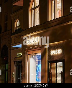 Berlin, 16. August 2020: Blick auf das Firmenzeichen eines Luxus-Accessoires-Shops am Kurfürstendamm in der Berliner Innenstadt. Stockfoto