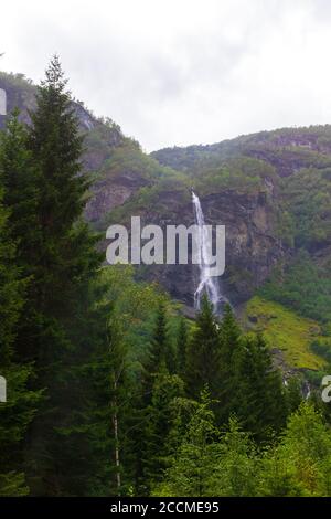 Wasserfall Flåmsdalen und Rjoandefossen in der Gemeinde Aurland, Bezirk Vestland, Norwegen.südlich des Dorfes Flåm gelegen.von der Bahnlinie Flåm aus gesehen Stockfoto