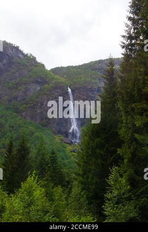 Wasserfall Flåmsdalen und Rjoandefossen in der Gemeinde Aurland, Bezirk Vestland, Norwegen.südlich des Dorfes Flåm gelegen.von der Bahnlinie Flåm aus gesehen Stockfoto