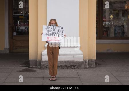 Sankt Petersburg, Russland - 22. August 2020: Ein Protestler hält ein Plakat, das auf Russisch sagt: "Diktatur züchtet Repression" mit Hashtags. Stockfoto