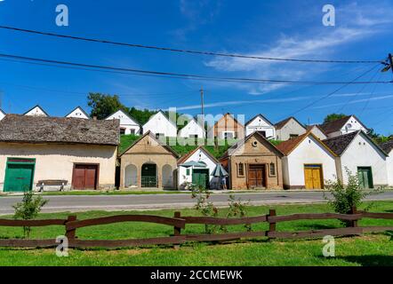 Viele bunte alte traditionelle Weinkeller in Villanykovesd in einem ungarische Weinregion genannt Villany Stockfoto