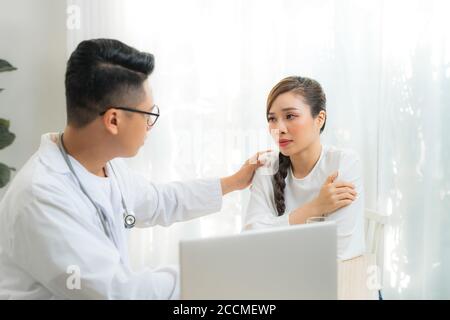 Arzt oder Psychiater Beratung und diagnostische Prüfung stressigen Frau Patienten auf geburtshilflich-gynäkologische weibliche Krankheit oder geistige Gesundheit in mir Stockfoto