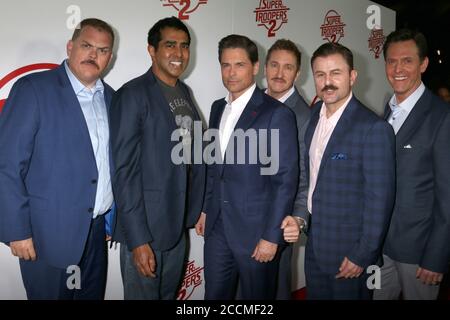 LOS ANGELES - APR 11: Kevin Heffernan, Jay Chandrasekhar, Rob Lowe, Paul Soter, Steve Lemme, Erik Stolhanske bei der Super Troopers 2 Premiere im ArcLight Hollywood am 11. April 2018 in Los Angeles, CA Stockfoto