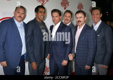 LOS ANGELES - APR 11: Kevin Heffernan, Jay Chandrasekhar, Rob Lowe, Paul Soter, Steve Lemme, Erik Stolhanske bei der Super Troopers 2 Premiere im ArcLight Hollywood am 11. April 2018 in Los Angeles, CA Stockfoto