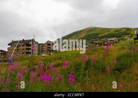 Traditionelle Architektur Myrkdalen-Skigebiet in Voss, Westnorwegen, mit familienfreundlichen Skigebieten, Pisten, Geländeparks und Langlaufloipen Stockfoto