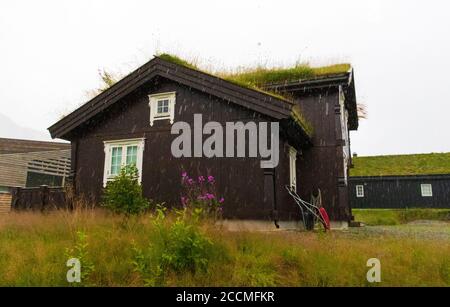 Traditionelle Architektur Myrkdalen-Skigebiet in Voss, Westnorwegen, mit familienfreundlichen Skigebieten, Pisten, Geländeparks und Langlaufloipen Stockfoto