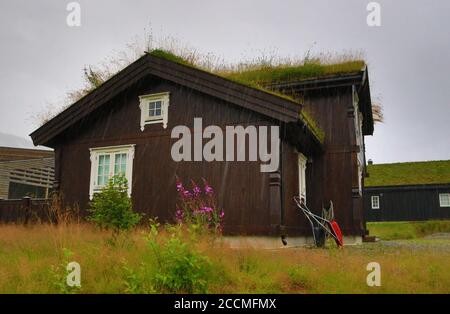 Traditionelle Architektur Myrkdalen-Skigebiet in Voss, Westnorwegen, mit familienfreundlichen Skigebieten, Pisten, Geländeparks und Langlaufloipen Stockfoto