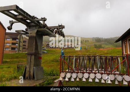 Traditionelle Architektur Myrkdalen-Skigebiet in Voss, Westnorwegen, mit familienfreundlichen Skigebieten, Pisten, Geländeparks und Langlaufloipen Stockfoto