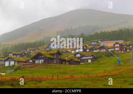 Traditionelle Architektur Myrkdalen-Skigebiet in Voss, Westnorwegen, mit familienfreundlichen Skigebieten, Pisten, Geländeparks und Langlaufloipen Stockfoto