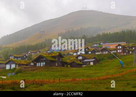 Traditionelle Architektur Myrkdalen-Skigebiet in Voss, Westnorwegen, mit familienfreundlichen Skigebieten, Pisten, Geländeparks und Langlaufloipen Stockfoto