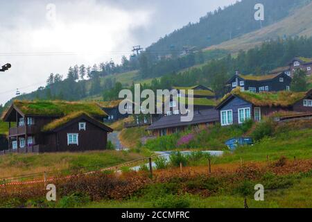 Traditionelle Architektur Myrkdalen-Skigebiet in Voss, Westnorwegen, mit familienfreundlichen Skigebieten, Pisten, Geländeparks und Langlaufloipen Stockfoto