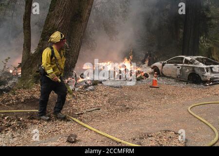 Boulder Creek, Kalifornien, USA. August 2020. CZU Lightning Complex Feuer: Boulder Creek Gebiet, in der Nähe von Santa Cruz. Quelle: Amy Katz/ZUMA Wire/Alamy Live News Stockfoto