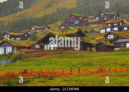 Traditionelle Architektur Myrkdalen-Skigebiet in Voss, Westnorwegen, mit familienfreundlichen Skigebieten, Pisten, Geländeparks und Langlaufloipen Stockfoto