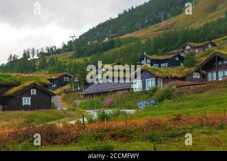 Traditionelle Architektur Myrkdalen-Skigebiet in Voss, Westnorwegen, mit familienfreundlichen Skigebieten, Pisten, Geländeparks und Langlaufloipen Stockfoto