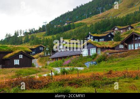 Traditionelle Architektur Myrkdalen-Skigebiet in Voss, Westnorwegen, mit familienfreundlichen Skigebieten, Pisten, Geländeparks und Langlaufloipen Stockfoto