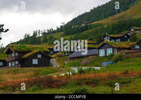 Traditionelle Architektur Myrkdalen-Skigebiet in Voss, Westnorwegen, mit familienfreundlichen Skigebieten, Pisten, Geländeparks und Langlaufloipen Stockfoto