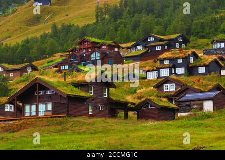 Traditionelle Architektur Myrkdalen-Skigebiet in Voss, Westnorwegen, mit familienfreundlichen Skigebieten, Pisten, Geländeparks und Langlaufloipen Stockfoto
